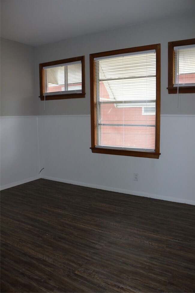 Building Photo - 710 W 7th St