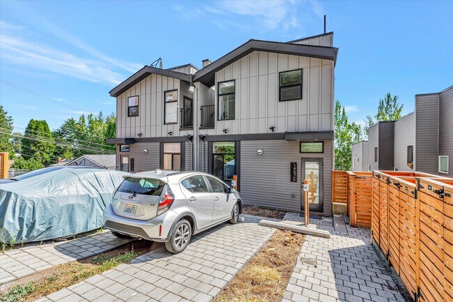 Building Photo - 1907 15th Ave S