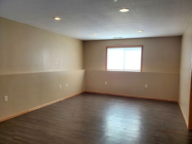 Building Photo - 1283 Blue Jay Pl