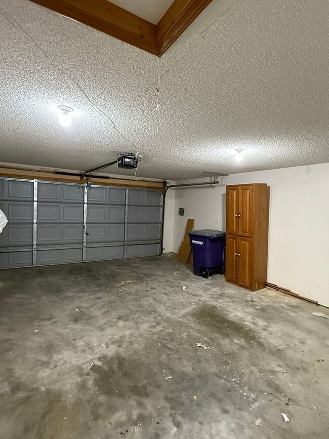 Building Photo - 3916 Fox Ridge Dr