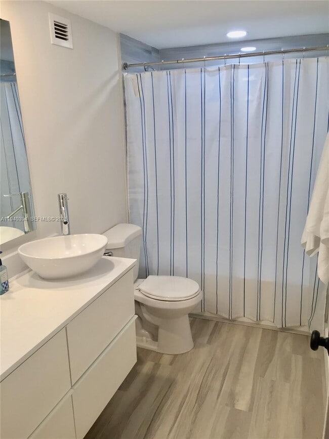 Building Photo - 6039 Collins Ave