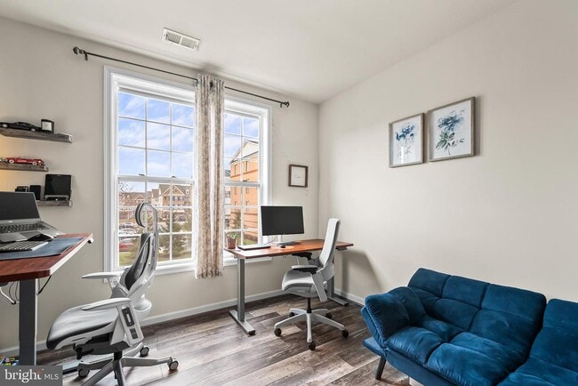 Building Photo - 43151 Wealdstone Terrace