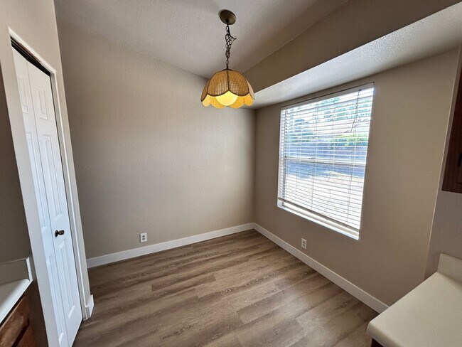 Building Photo - *NEW* Paint *NEW* Flooring *NO* HOA Glenda...