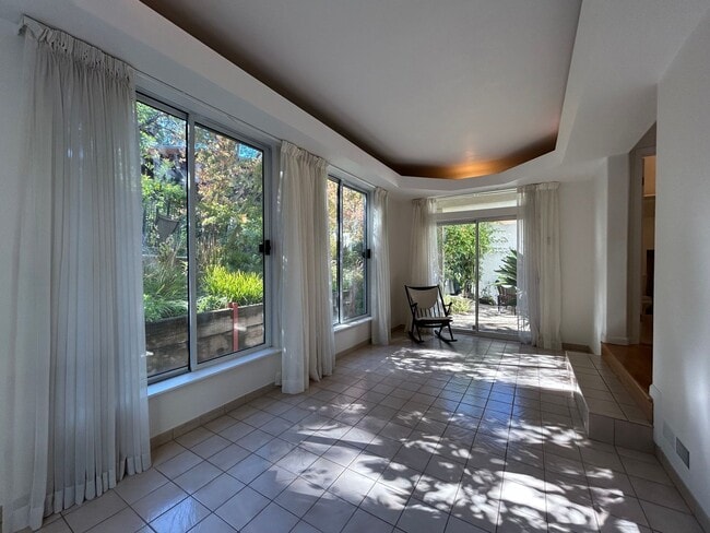 Building Photo - 2 Bed, 2.5 Bath Walnut Creek Home – Peacef...