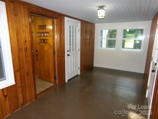 Building Photo - 1441 Gold Hill Rd E