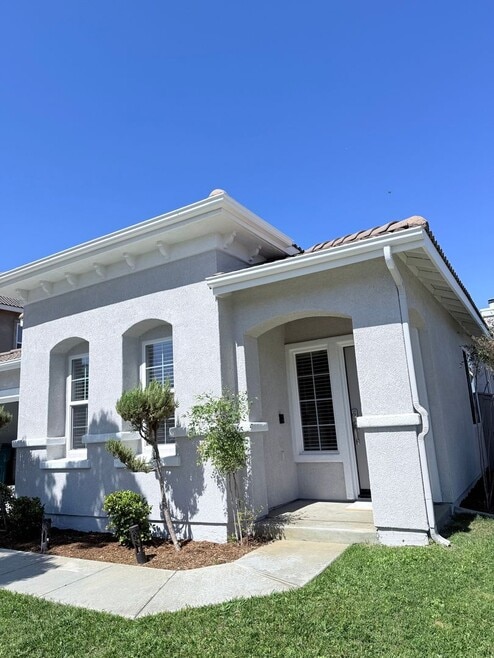 Building Photo - 13403 Hawthorn Ave
