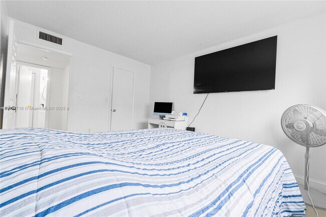 Building Photo - 7419 SW 152nd Ave