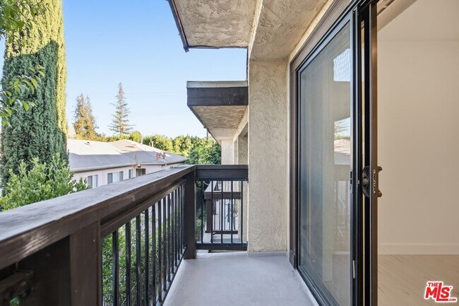 Building Photo - 13025 Moorpark St