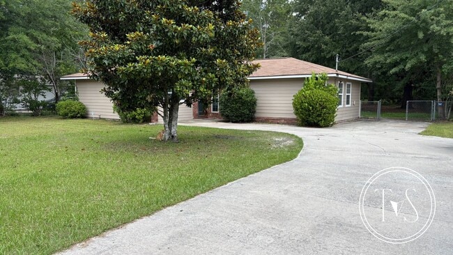 Building Photo - FALL MOVE-IN SPECIAL: 50% OFF 1st FULL MON...