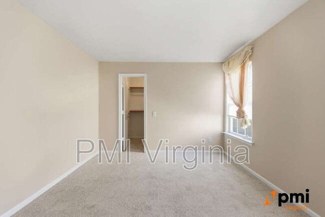 Building Photo - 1002 Nicklaus Dr