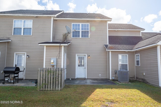 Building Photo - 305 Ashwood Dr