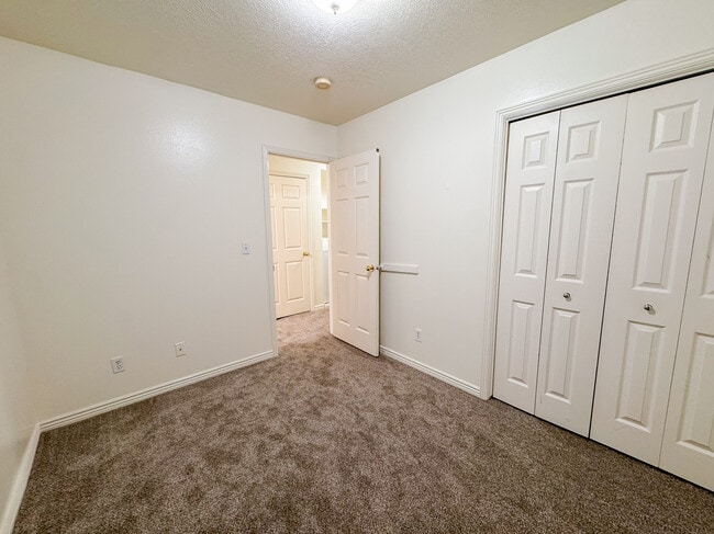 Building Photo - 1611 N Grandview Ln