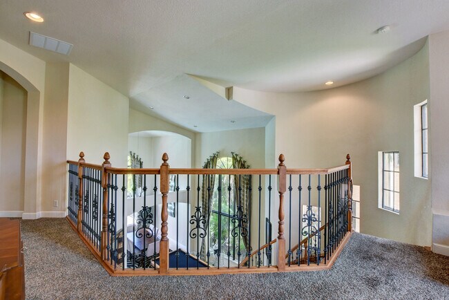 Building Photo - 3424 Collonade Dr