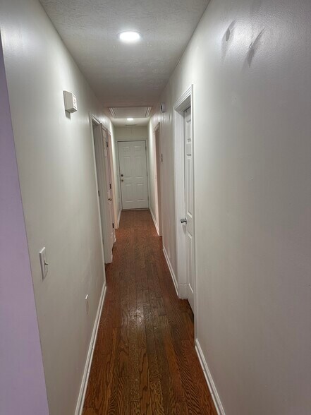 Hallway - 1701 Riverchase Cir NE