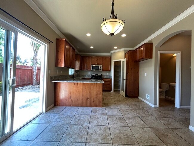 Building Photo - Beautiful 3 Bedroom 2.5 Bathroom in Gated ...