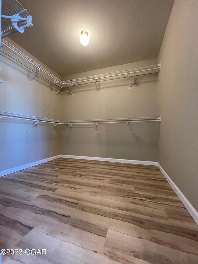 Building Photo - 913 Briarview Dr