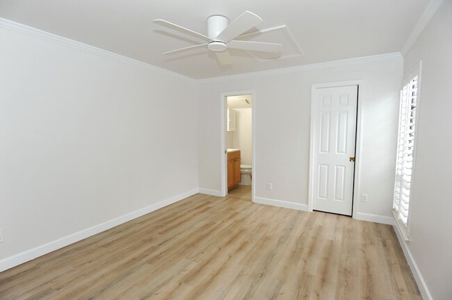 Building Photo - 3 Bedroom Townhouse - $2800/mo - ANNUAL RE...