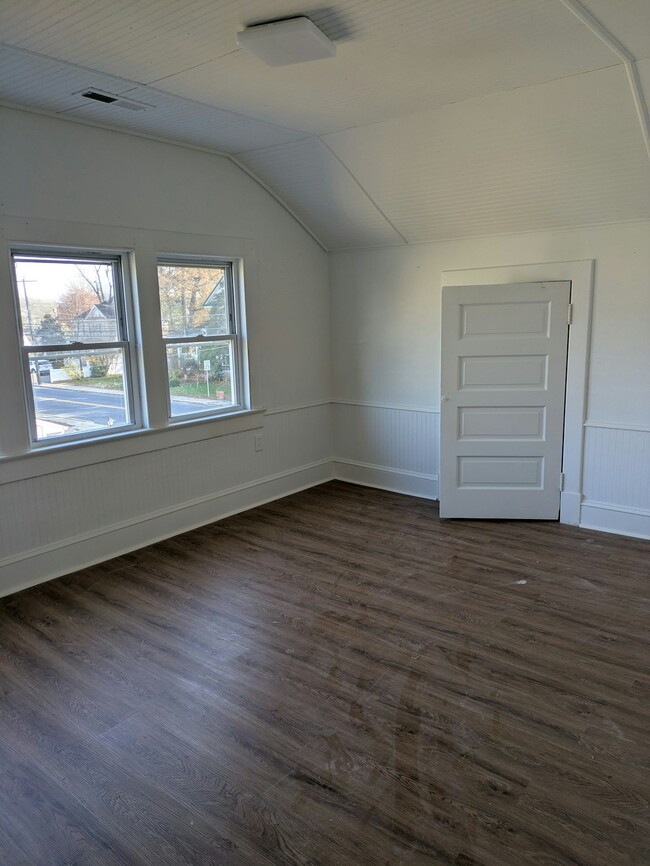 Building Photo - 705 E State St