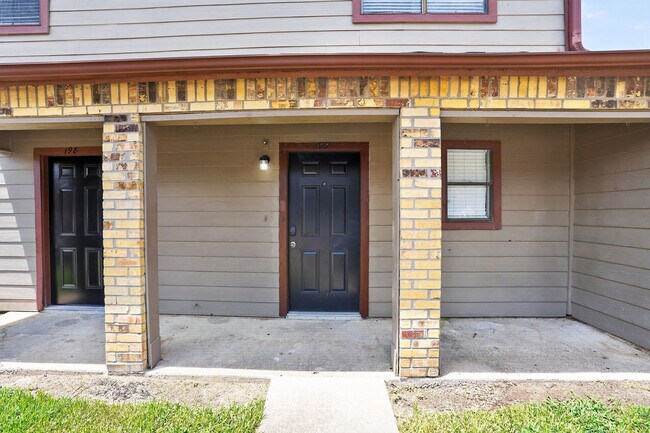 Building Photo - 5550 Folsom Dr