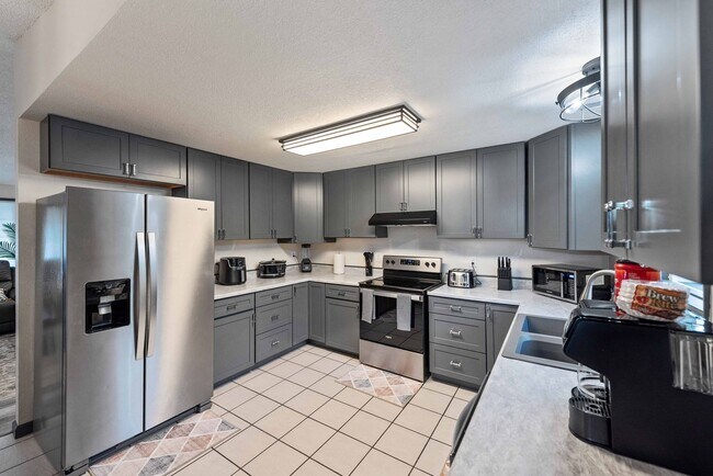 Building Photo - GORGEOUS 3 Bedroom (+BONUS ROOM!) 2 Bath Home with RV/Boat storage near beaches and shopping!