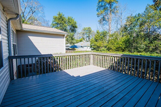 Building Photo - Charming 3 Bedroom, 2 Bathroom in Rosewood - Available May 2026!