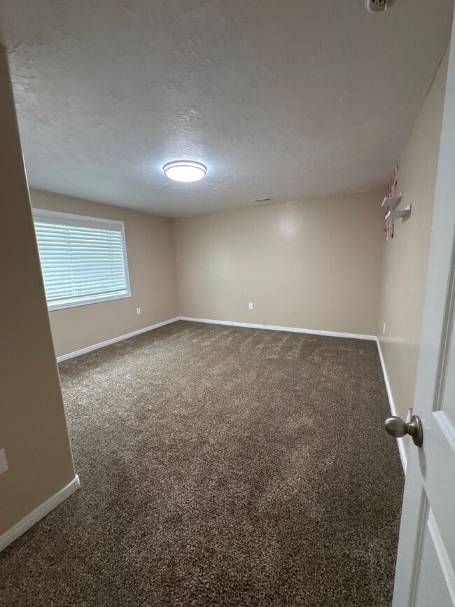 Building Photo - Beautiful 6 bedroom Single Family Home