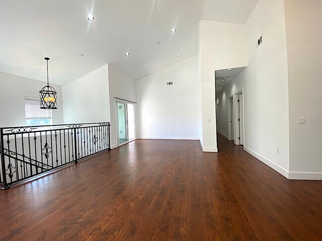 Building Photo - 4861 Mascot St