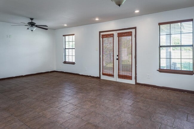 Building Photo - 808 E Gutierrez St