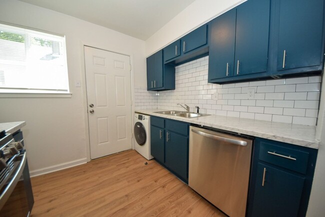 Building Photo - GORGEOUS UPDATES in this 2 bed, 1 bath dup...