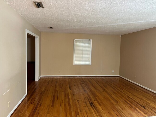 Building Photo - 110 Laurel Cir