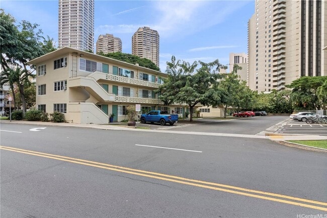 Building Photo - Available now! 1BD/1BA/1PKG at Hawaiiana Gardens in Waikiki.