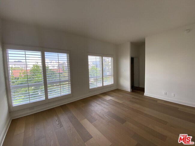 Building Photo - 125 S Elm Dr