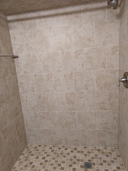 Building Photo - 1343 Woodview Ln