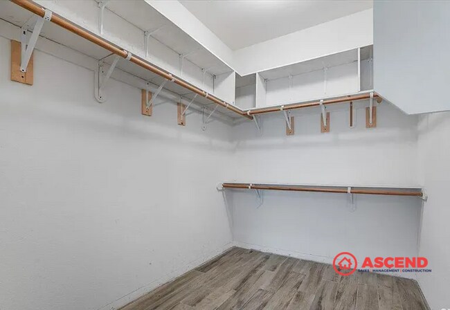 Building Photo - Stunning Home Home Off Jewetta Ave and Sno...