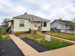 Building Photo - 218 S Lakeview Dr