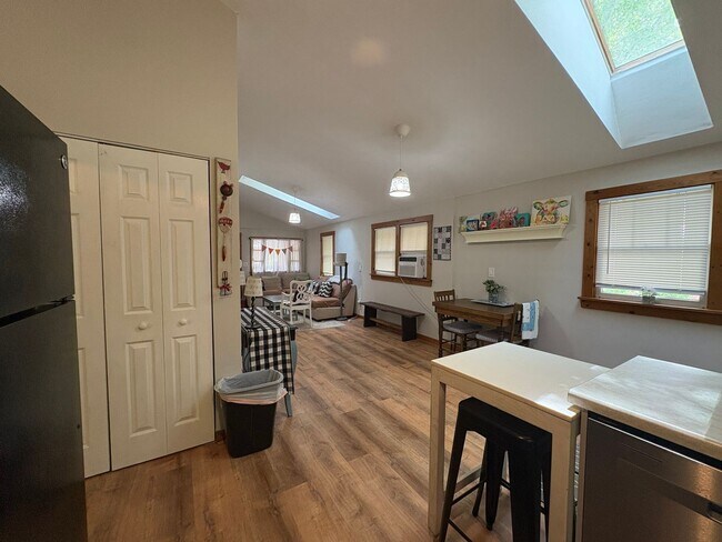 Building Photo - Fully Furnished!  3 bedroom 2 bath West Asheville