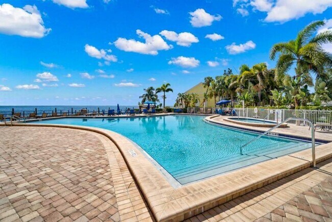 Building Photo - 3889 Pompano Dr SE