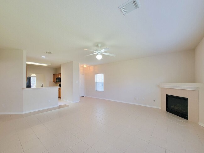 Building Photo - Well-Maintained Home with Spacious Layout ...