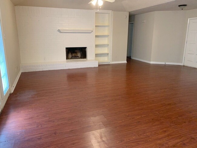 Building Photo - 1006 Poppets Way