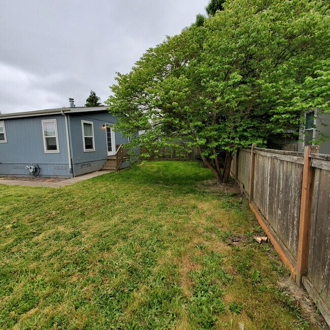 Building Photo - 5 bedroom : 3 bath Home with a Garage in Tangent