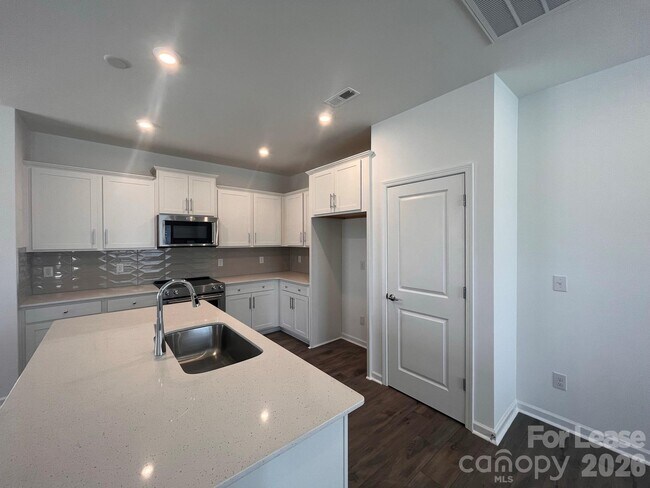 Building Photo - 16305 Leading St