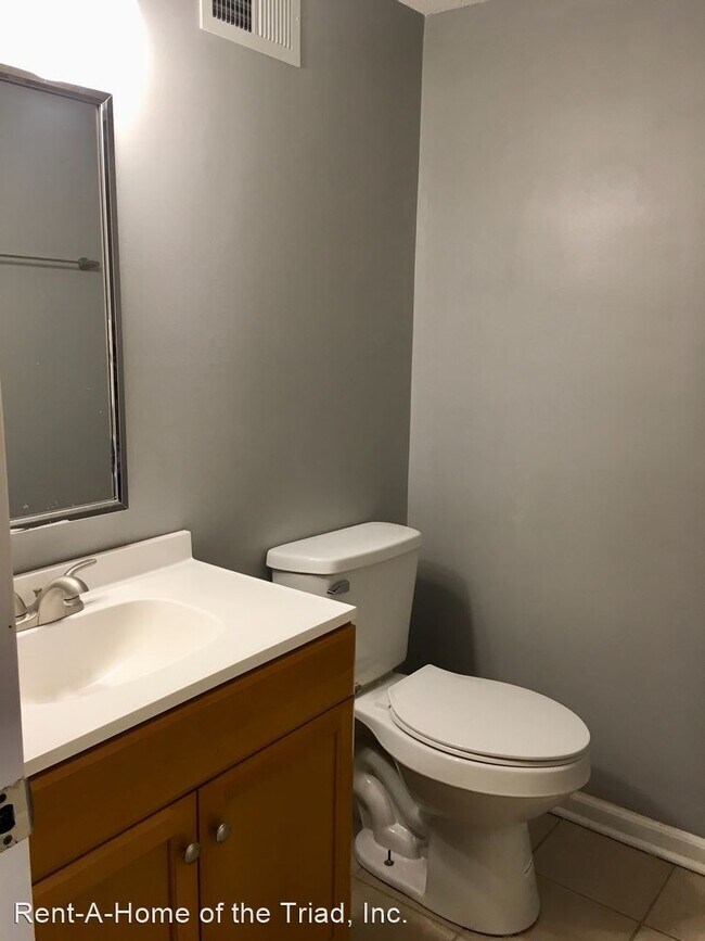 Building Photo - 3 br, 2.5 bath House - 4815 Tower Road E