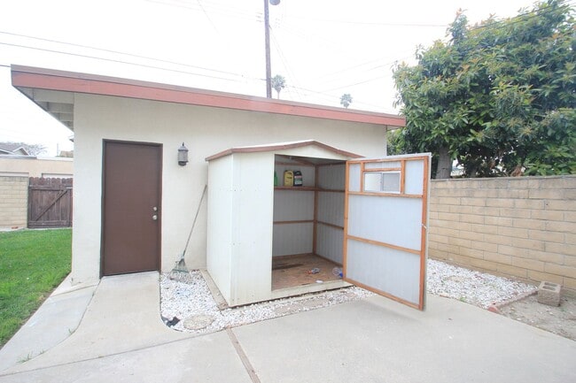 Building Photo - Welcome to this beautifully refreshed 4-bedroom, 2-bath two-story home located in desirable North...