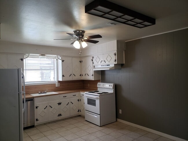 Building Photo - Mid April Move In