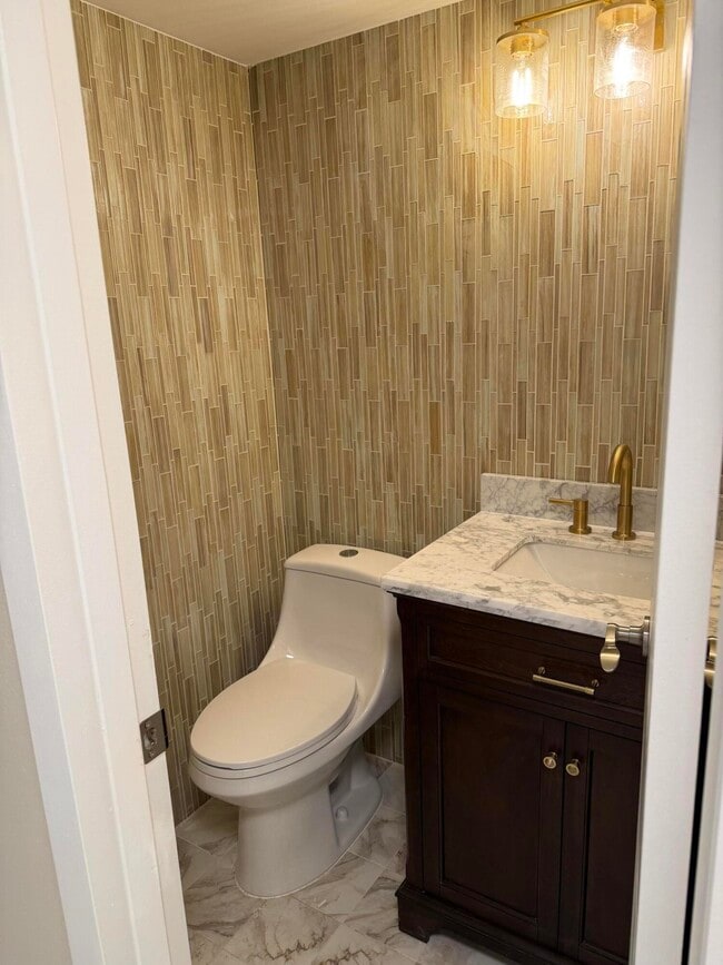 Building Photo - 4067 Yarmouth E