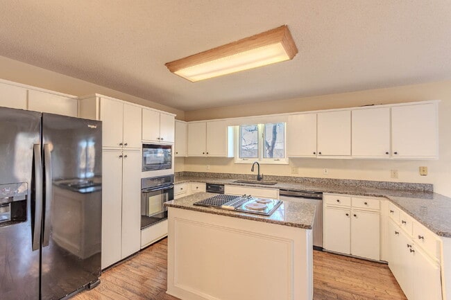 Building Photo - River View, Very Private Home!