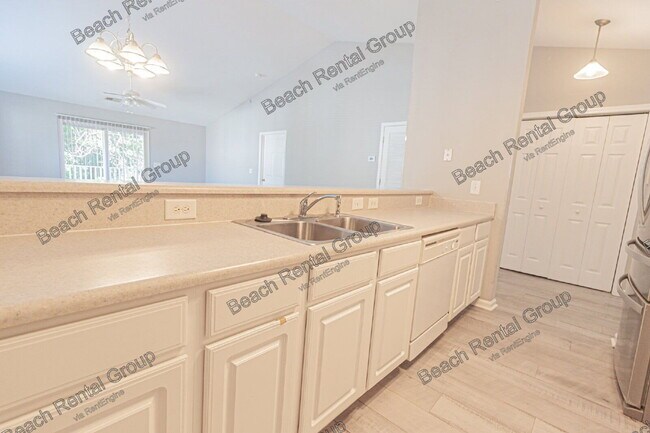 Building Photo - 4850 Meadowsweet Dr