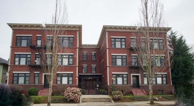 Building Photo - Gorgeous Humboldt Classic: Top Floor 1 Bedroom!