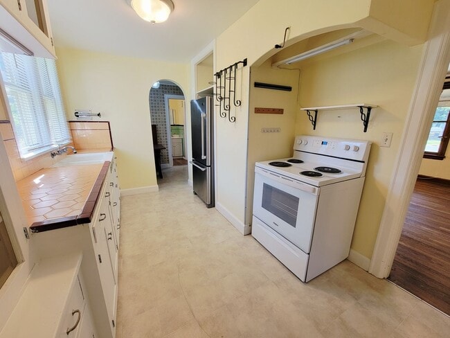 Building Photo - 3-Bedroom Home in Juneau’s Desirable Downt...