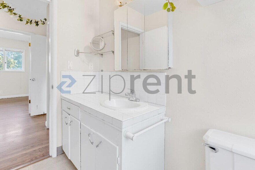 Building Photo - 9720 SW Frewing St